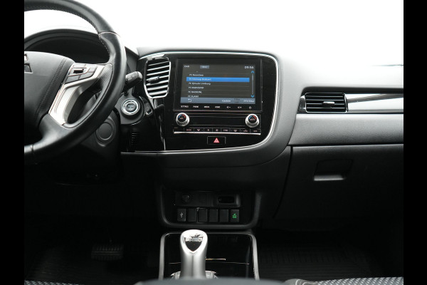Mitsubishi Outlander 2.4 Pure Plug In Hybrid 225pk Dealer O.H. PHEV | Apple Carplay | Camera | Sportstoelen Verwarmd | Keyless | Cruise Control | DAB |