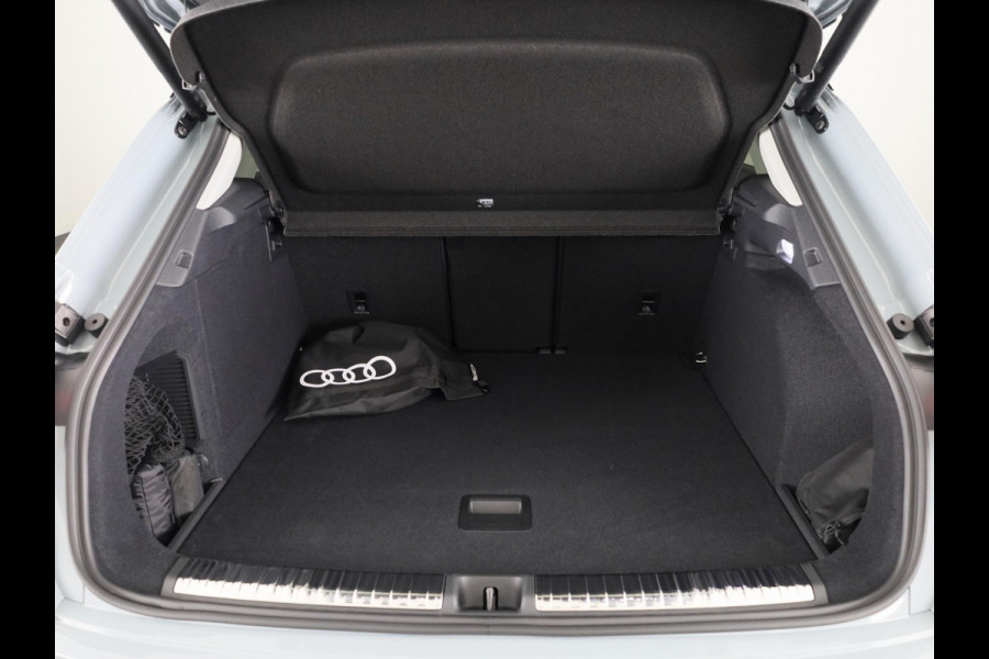 Audi Q3 Advanced edition e-hybrid 200 kW / 272 PK | Techniekpakket plus | Ambiente lichtpakket plus | Privacy glas | Sportstoelen |