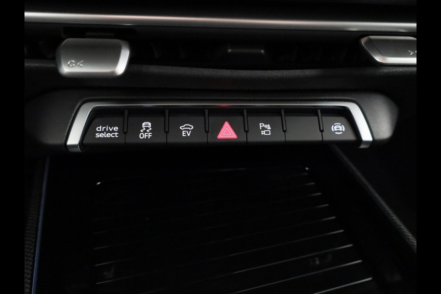 Audi Q3 Advanced edition e-hybrid 200 kW / 272 PK | Techniekpakket plus | Ambiente lichtpakket plus | Privacy glas | Sportstoelen |