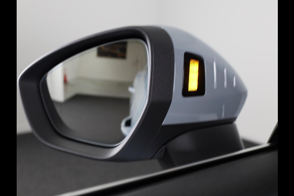 Audi Q3 Advanced edition e-hybrid 200 kW / 272 PK | Techniekpakket plus | Ambiente lichtpakket plus | Privacy glas | Sportstoelen |