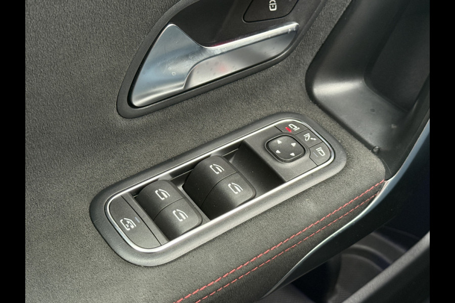 Mercedes-Benz A-Klasse 220 4MATIC Premium | Panoramadak | Sfeerverlichting | Camera
