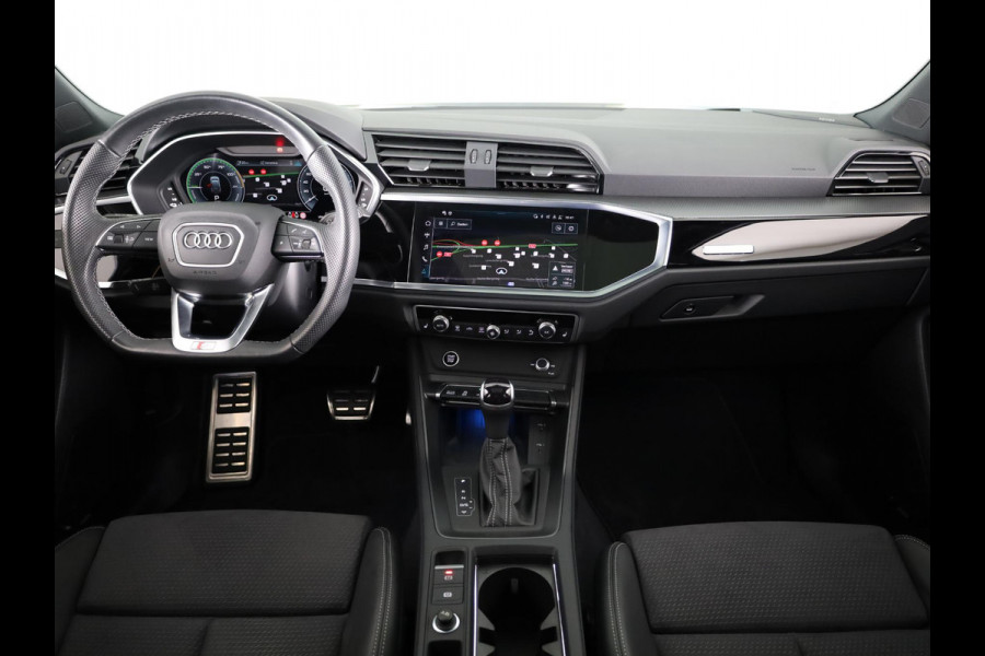 Audi Q3 Sportback 45 TFSI e S Edition 245 pk S-tronic | Navigatie | Panoramadak | Trekhaak (wegklapbaar) | Parkeersensoren | Achteruitrijcamera | Lichtmetalen velgen 20" | S-Line |