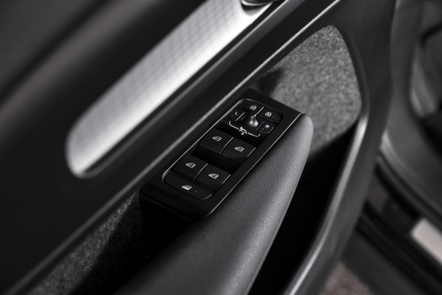 Volvo XC40 1.5 T4 Plug-in hybrid Inscription Expression | Elek. Trekhaak | Dig. Cockpit | Cruise | Stoel-+Stuurverw. | PDC | Camera | NAV + App. Connect | ECC | Elek. Klep | LM 18" | 1561