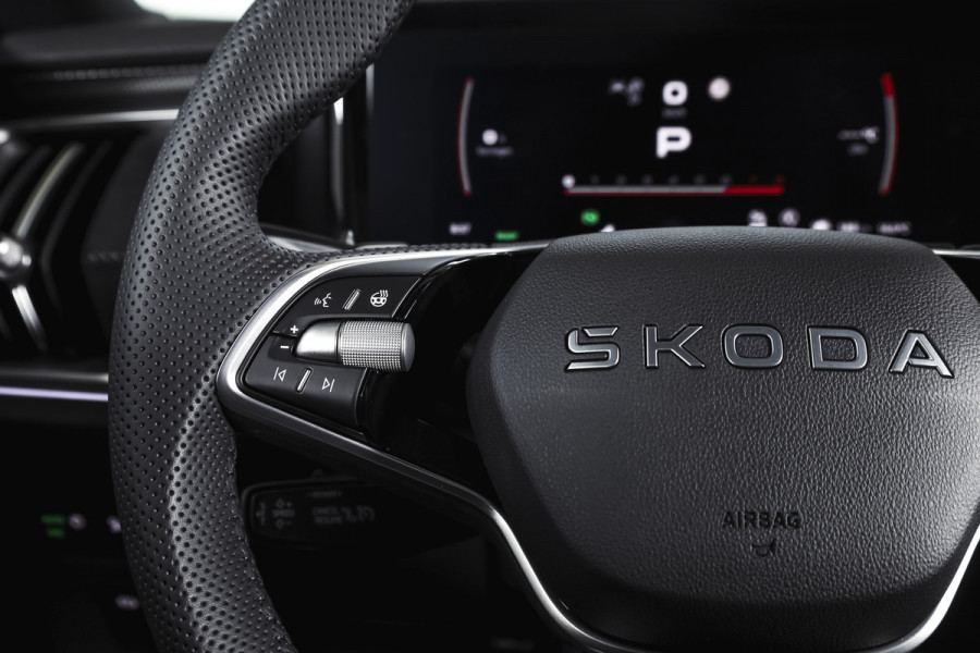 Škoda Kodiaq 1.5 TSI PHEV Sportline Business | S/K-Panodak | DCC+ | Dig. Cockpit | Adapt Cruise | Memory | Winterpakket | Camera | NAV + App. Connect | ECC | DAB | Elek. Trekhaak | Elek. Klep | LM 20" | 0767