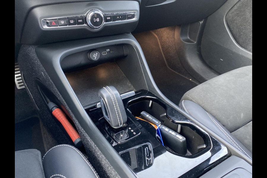 Volvo XC40 Recharge P8 AWD R-Design SOH 92% 1e eigenaar | Origineel NL auto | Pano | Harman Kardon | 360° Camera | Elec. trekhaak | Rijklaar met 12 mnd BOVAG | BTW verrekenbaar