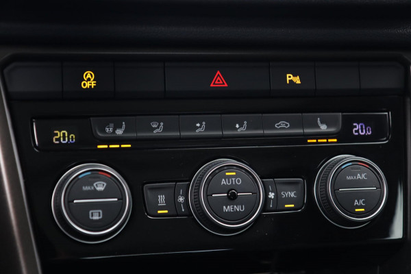 Volkswagen T-Roc 1.5 TSI / PANODAK / ACC / CAMERA / CARPLAY / STUUR+STOELVERW