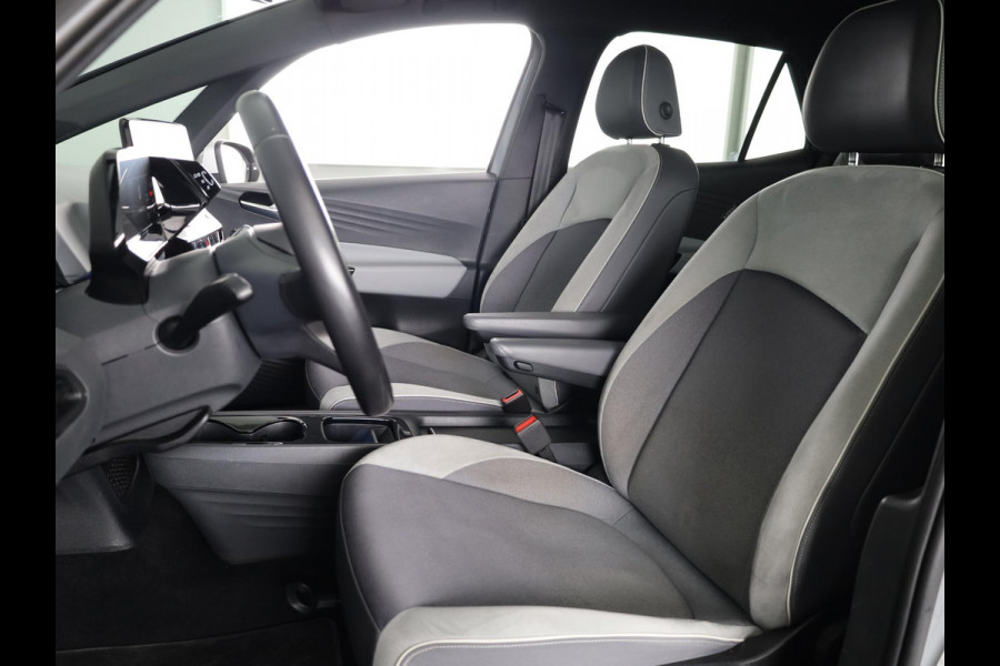 Volkswagen ID.3 First Plus 58 kWh 204 pk | Navigatie | Trekhaak (afneembaar) | Parkeersensoren | Achteruitrijcamera | Stoelverwarming | Matrix LED koplampen |