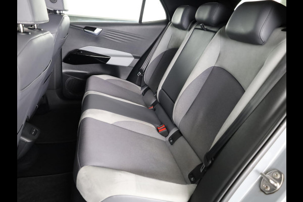Volkswagen ID.3 First Plus 58 kWh 204 pk | Navigatie | Trekhaak (afneembaar) | Parkeersensoren | Achteruitrijcamera | Stoelverwarming | Matrix LED koplampen |