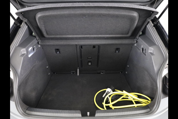 Volkswagen ID.3 First Plus 58 kWh 204 pk | Navigatie | Trekhaak (afneembaar) | Parkeersensoren | Achteruitrijcamera | Stoelverwarming | Matrix LED koplampen |