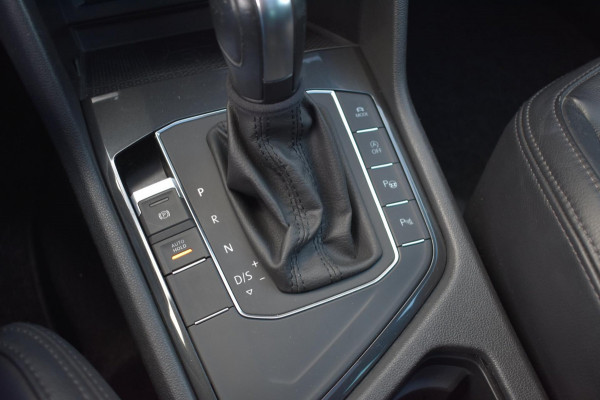 Volkswagen Tiguan 1.5 TSI ACT R-Line | LEDER | PANO | CAMERA | VIRTUAL COCKPIT | NAP | STOELVERWARMING