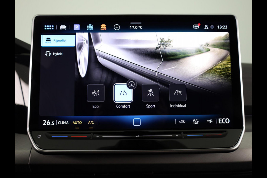 Volkswagen Golf 1.5 eHybrid Life Edition 204 pk Automaat (DSG) | Verlengde garantie | Navigatie via App | Parkeersensoren (Park assist) | Achteruitrijcamera | Adaptieve cruise control |