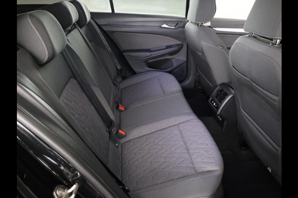 Volkswagen Golf 1.5 eHybrid Life Edition 204 pk Automaat (DSG) | Verlengde garantie | Navigatie via App | Parkeersensoren (Park assist) | Achteruitrijcamera | Adaptieve cruise control |