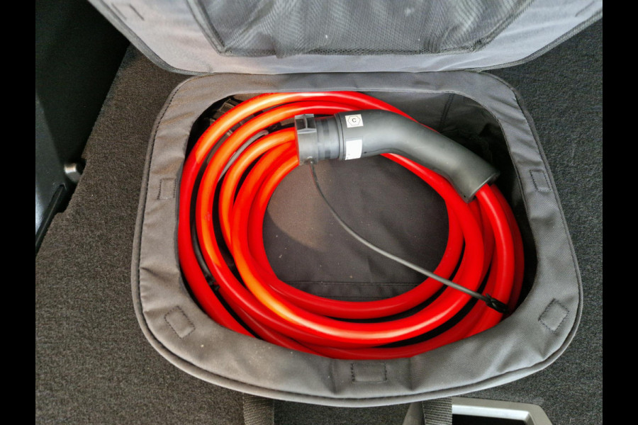 Peugeot e-2008 EV Allure Pack 50 kWh SOH 99,6% | 3-Fase 11 kWh |  Stoelverwarming | Advanced Grip Control | Apple Carplay/Android Auto | Achteruitrijcamera | Cruise Control |