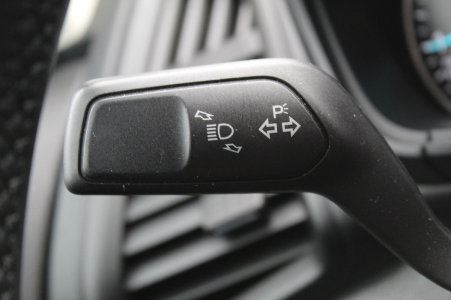 Ford EcoSport 1.0 EcoBoost Titanium , 125pk Hoge zit , slechts 39899km Climate control , Trekhaak , Navigatie , Bluetooth Parkeersensoren achter , Cruise control