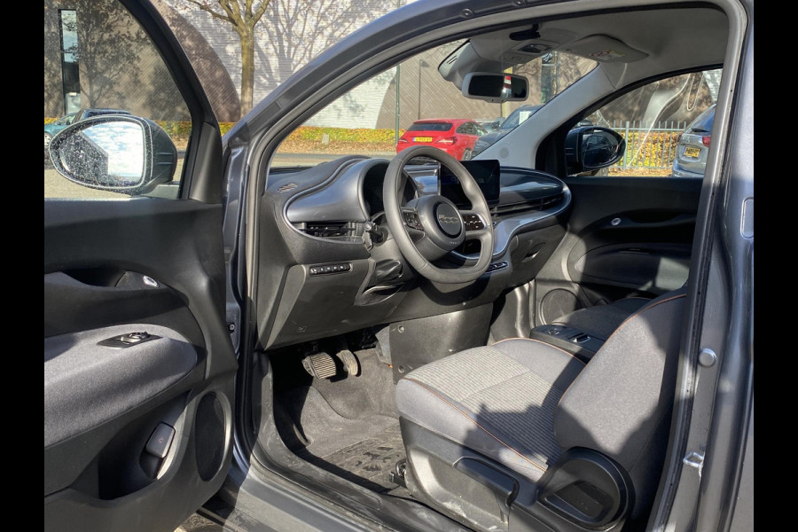Fiat 500 Icon 42 kWh KEYLESS| STOELVERWARMING| CAMERA| DODE HOEK SENSOR| RIJKLAARPRIJS INCL. 12 MND BOVAG GARANTIE