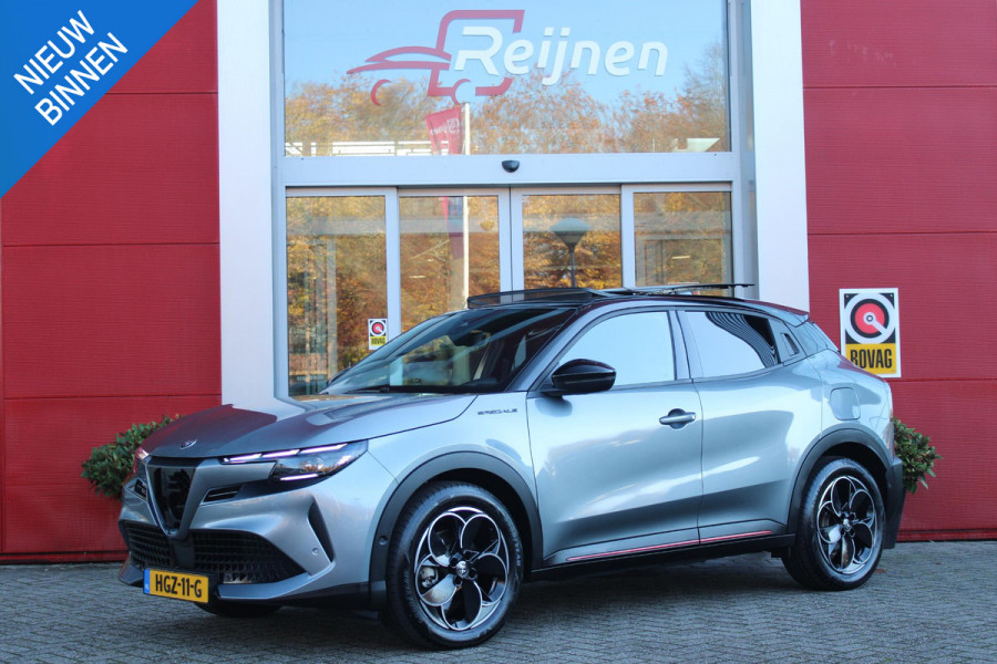 Alfa Romeo junior ELETTRICA SPECIALE 156PK 54 kWh | WARMTEPOMP! | "SABELT" STOELEN MET LEDEREN/ALCANTARA BEKLEDING | PANORAMISCH SCHUIF/KANTEL DAK | BICOLOR DAK (ZWART DAK) | TECHNOLOGIE PAKKET (O.A. FULL LED ADAPTIVE MATRIX KOPLAMPEN/DODEHOEK DETECTIE/DRAADLOZE TELEFOONLADER/ACHTERUITRIJ CAMERA/PARKEERSENSOREN VOOR, ACHTER,ZIJKANT) | DRAADLOZE APPLE CARPLAY/ANDROID AUTO | CLIMATE CONTROL | ELEKTRISCH BEDIENBARE ACHTERKLEP | STOEL VERWARMING | ELEKTRISCH BEDIENBARE VOORSTOEL | VERKEERSBORDEN HERKENNING | ADAPTIVE CRUISE CONTROL | KEYLESS ENTRY/START |