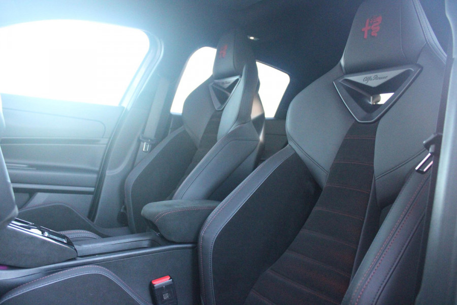 Alfa Romeo junior ELETTRICA SPECIALE 156PK 54 kWh | WARMTEPOMP! | "SABELT" STOELEN MET LEDEREN/ALCANTARA BEKLEDING | PANORAMISCH SCHUIF/KANTEL DAK | BICOLOR DAK (ZWART DAK) | TECHNOLOGIE PAKKET (O.A. FULL LED ADAPTIVE MATRIX KOPLAMPEN/DODEHOEK DETECTIE/DRAADLOZE TELEFOONLADER/ACHTERUITRIJ CAMERA/PARKEERSENSOREN VOOR, ACHTER,ZIJKANT) | DRAADLOZE APPLE CARPLAY/ANDROID AUTO | CLIMATE CONTROL | ELEKTRISCH BEDIENBARE ACHTERKLEP | STOEL VERWARMING | ELEKTRISCH BEDIENBARE VOORSTOEL | VERKEERSBORDEN HERKENNING | ADAPTIVE CRUISE CONTROL | KEYLESS ENTRY/START |