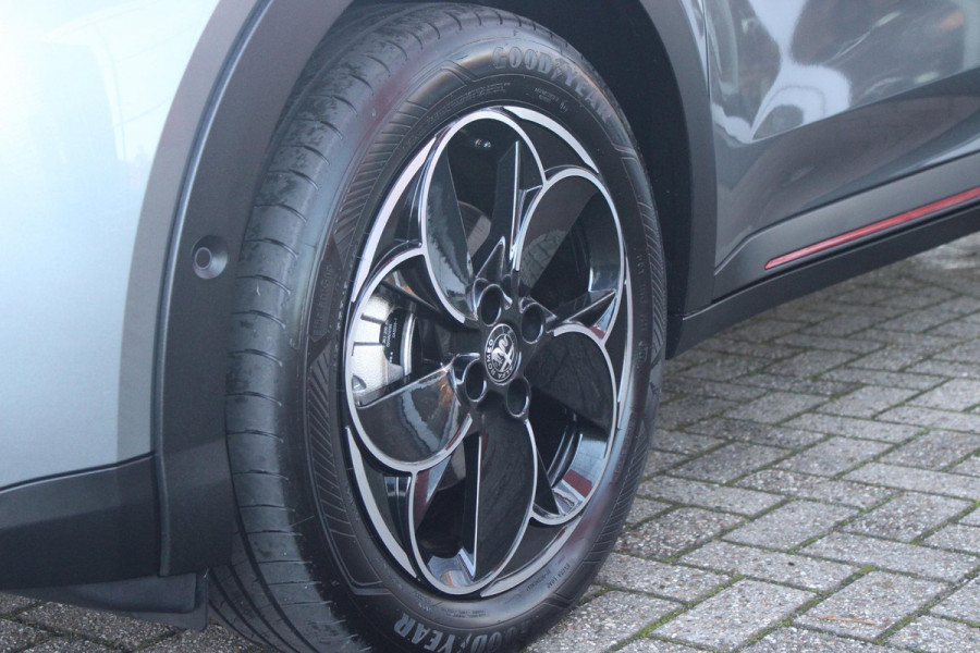 Alfa Romeo junior ELETTRICA SPECIALE 156PK 54 kWh | WARMTEPOMP! | "SABELT" STOELEN MET LEDEREN/ALCANTARA BEKLEDING | PANORAMISCH SCHUIF/KANTEL DAK | BICOLOR DAK (ZWART DAK) | TECHNOLOGIE PAKKET (O.A. FULL LED ADAPTIVE MATRIX KOPLAMPEN/DODEHOEK DETECTIE/DRAADLOZE TELEFOONLADER/ACHTERUITRIJ CAMERA/PARKEERSENSOREN VOOR, ACHTER,ZIJKANT) | DRAADLOZE APPLE CARPLAY/ANDROID AUTO | CLIMATE CONTROL | ELEKTRISCH BEDIENBARE ACHTERKLEP | STOEL VERWARMING | ELEKTRISCH BEDIENBARE VOORSTOEL | VERKEERSBORDEN HERKENNING | ADAPTIVE CRUISE CONTROL | KEYLESS ENTRY/START |