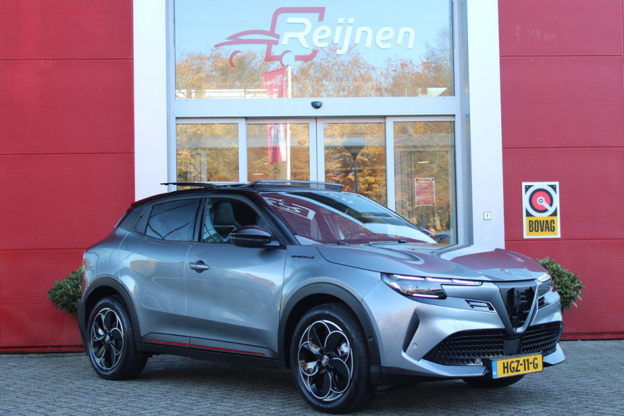 Alfa Romeo junior ELETTRICA SPECIALE 156PK 54 kWh | WARMTEPOMP! | "SABELT" STOELEN MET LEDEREN/ALCANTARA BEKLEDING | PANORAMISCH SCHUIF/KANTEL DAK | BICOLOR DAK (ZWART DAK) | TECHNOLOGIE PAKKET (O.A. FULL LED ADAPTIVE MATRIX KOPLAMPEN/DODEHOEK DETECTIE/DRAADLOZE TELEFOONLADER/ACHTERUITRIJ CAMERA/PARKEERSENSOREN VOOR, ACHTER,ZIJKANT) | DRAADLOZE APPLE CARPLAY/ANDROID AUTO | CLIMATE CONTROL | ELEKTRISCH BEDIENBARE ACHTERKLEP | STOEL VERWARMING | ELEKTRISCH BEDIENBARE VOORSTOEL | VERKEERSBORDEN HERKENNING | ADAPTIVE CRUISE CONTROL | KEYLESS ENTRY/START |
