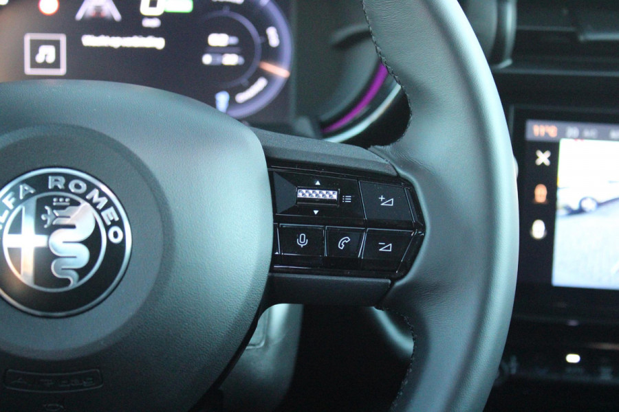 Alfa Romeo junior ELETTRICA SPECIALE 156PK 54 kWh | WARMTEPOMP! | "SABELT" STOELEN MET LEDEREN/ALCANTARA BEKLEDING | PANORAMISCH SCHUIF/KANTEL DAK | BICOLOR DAK (ZWART DAK) | TECHNOLOGIE PAKKET (O.A. FULL LED ADAPTIVE MATRIX KOPLAMPEN/DODEHOEK DETECTIE/DRAADLOZE TELEFOONLADER/ACHTERUITRIJ CAMERA/PARKEERSENSOREN VOOR, ACHTER,ZIJKANT) | DRAADLOZE APPLE CARPLAY/ANDROID AUTO | CLIMATE CONTROL | ELEKTRISCH BEDIENBARE ACHTERKLEP | STOEL VERWARMING | ELEKTRISCH BEDIENBARE VOORSTOEL | VERKEERSBORDEN HERKENNING | ADAPTIVE CRUISE CONTROL | KEYLESS ENTRY/START |