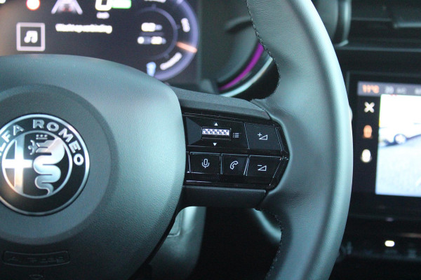 Alfa Romeo junior ELETTRICA SPECIALE 156PK 54 kWh | WARMTEPOMP! | "SABELT" STOELEN MET LEDEREN/ALCANTARA BEKLEDING | PANORAMISCH SCHUIF/KANTEL DAK | BICOLOR DAK (ZWART DAK) | TECHNOLOGIE PAKKET (O.A. FULL LED ADAPTIVE MATRIX KOPLAMPEN/DODEHOEK DETECTIE/DRAADLOZE TELEFOONLADER/ACHTERUITRIJ CAMERA/PARKEERSENSOREN VOOR, ACHTER,ZIJKANT) | DRAADLOZE APPLE CARPLAY/ANDROID AUTO | CLIMATE CONTROL | ELEKTRISCH BEDIENBARE ACHTERKLEP | STOEL VERWARMING | ELEKTRISCH BEDIENBARE VOORSTOEL | VERKEERSBORDEN HERKENNING | ADAPTIVE CRUISE CONTROL | KEYLESS ENTRY/START |