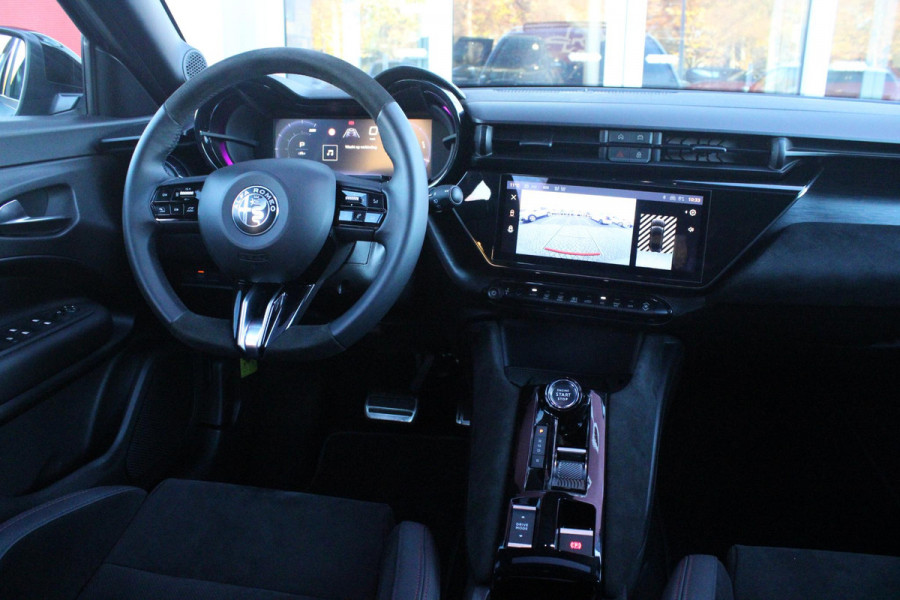 Alfa Romeo junior ELETTRICA SPECIALE 156PK 54 kWh | WARMTEPOMP! | "SABELT" STOELEN MET LEDEREN/ALCANTARA BEKLEDING | PANORAMISCH SCHUIF/KANTEL DAK | BICOLOR DAK (ZWART DAK) | TECHNOLOGIE PAKKET (O.A. FULL LED ADAPTIVE MATRIX KOPLAMPEN/DODEHOEK DETECTIE/DRAADLOZE TELEFOONLADER/ACHTERUITRIJ CAMERA/PARKEERSENSOREN VOOR, ACHTER,ZIJKANT) | DRAADLOZE APPLE CARPLAY/ANDROID AUTO | CLIMATE CONTROL | ELEKTRISCH BEDIENBARE ACHTERKLEP | STOEL VERWARMING | ELEKTRISCH BEDIENBARE VOORSTOEL | VERKEERSBORDEN HERKENNING | ADAPTIVE CRUISE CONTROL | KEYLESS ENTRY/START |