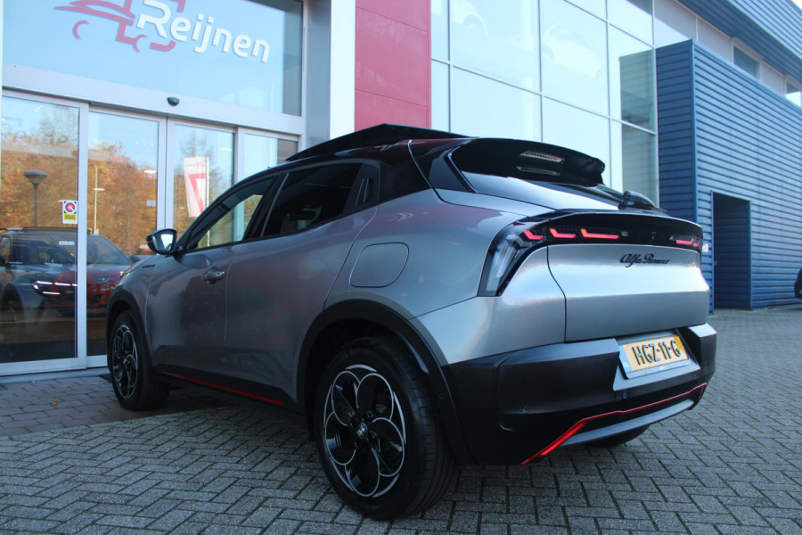Alfa Romeo junior ELETTRICA SPECIALE 156PK 54 kWh | WARMTEPOMP! | "SABELT" STOELEN MET LEDEREN/ALCANTARA BEKLEDING | PANORAMISCH SCHUIF/KANTEL DAK | BICOLOR DAK (ZWART DAK) | TECHNOLOGIE PAKKET (O.A. FULL LED ADAPTIVE MATRIX KOPLAMPEN/DODEHOEK DETECTIE/DRAADLOZE TELEFOONLADER/ACHTERUITRIJ CAMERA/PARKEERSENSOREN VOOR, ACHTER,ZIJKANT) | DRAADLOZE APPLE CARPLAY/ANDROID AUTO | CLIMATE CONTROL | ELEKTRISCH BEDIENBARE ACHTERKLEP | STOEL VERWARMING | ELEKTRISCH BEDIENBARE VOORSTOEL | VERKEERSBORDEN HERKENNING | ADAPTIVE CRUISE CONTROL | KEYLESS ENTRY/START |
