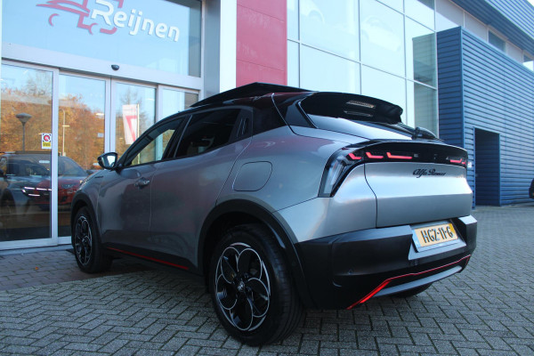 Alfa Romeo junior ELETTRICA SPECIALE 156PK 54 kWh | WARMTEPOMP! | "SABELT" STOELEN MET LEDEREN/ALCANTARA BEKLEDING | PANORAMISCH SCHUIF/KANTEL DAK | BICOLOR DAK (ZWART DAK) | TECHNOLOGIE PAKKET (O.A. FULL LED ADAPTIVE MATRIX KOPLAMPEN/DODEHOEK DETECTIE/DRAADLOZE TELEFOONLADER/ACHTERUITRIJ CAMERA/PARKEERSENSOREN VOOR, ACHTER,ZIJKANT) | DRAADLOZE APPLE CARPLAY/ANDROID AUTO | CLIMATE CONTROL | ELEKTRISCH BEDIENBARE ACHTERKLEP | STOEL VERWARMING | ELEKTRISCH BEDIENBARE VOORSTOEL | VERKEERSBORDEN HERKENNING | ADAPTIVE CRUISE CONTROL | KEYLESS ENTRY/START |