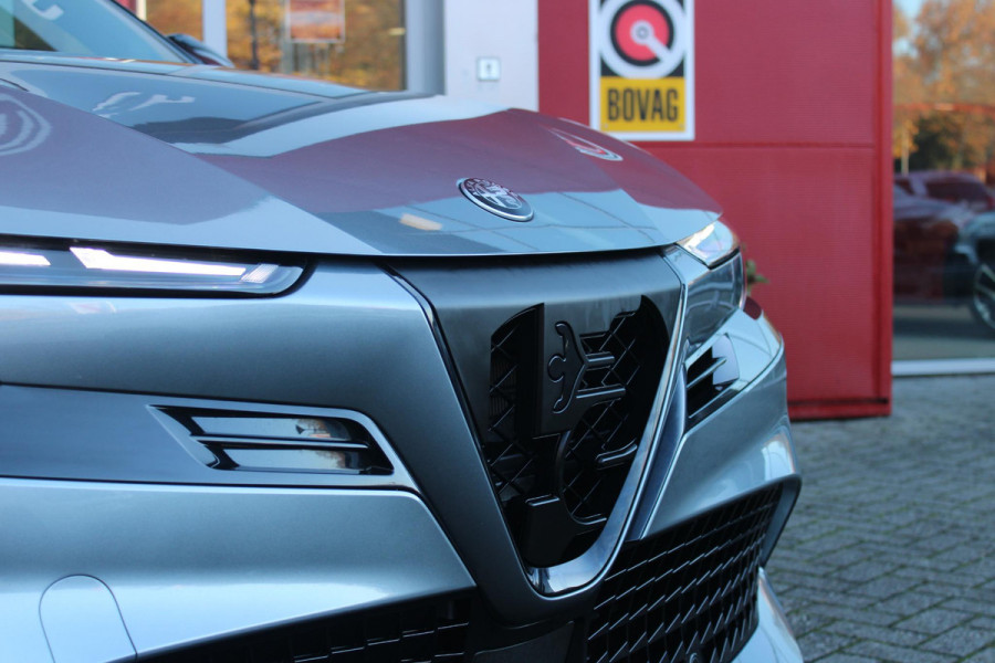 Alfa Romeo junior ELETTRICA SPECIALE 156PK 54 kWh | WARMTEPOMP! | "SABELT" STOELEN MET LEDEREN/ALCANTARA BEKLEDING | PANORAMISCH SCHUIF/KANTEL DAK | BICOLOR DAK (ZWART DAK) | TECHNOLOGIE PAKKET (O.A. FULL LED ADAPTIVE MATRIX KOPLAMPEN/DODEHOEK DETECTIE/DRAADLOZE TELEFOONLADER/ACHTERUITRIJ CAMERA/PARKEERSENSOREN VOOR, ACHTER,ZIJKANT) | DRAADLOZE APPLE CARPLAY/ANDROID AUTO | CLIMATE CONTROL | ELEKTRISCH BEDIENBARE ACHTERKLEP | STOEL VERWARMING | ELEKTRISCH BEDIENBARE VOORSTOEL | VERKEERSBORDEN HERKENNING | ADAPTIVE CRUISE CONTROL | KEYLESS ENTRY/START |