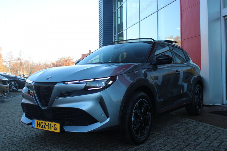 Alfa Romeo junior ELETTRICA SPECIALE 156PK 54 kWh | WARMTEPOMP! | "SABELT" STOELEN MET LEDEREN/ALCANTARA BEKLEDING | PANORAMISCH SCHUIF/KANTEL DAK | BICOLOR DAK (ZWART DAK) | TECHNOLOGIE PAKKET (O.A. FULL LED ADAPTIVE MATRIX KOPLAMPEN/DODEHOEK DETECTIE/DRAADLOZE TELEFOONLADER/ACHTERUITRIJ CAMERA/PARKEERSENSOREN VOOR, ACHTER,ZIJKANT) | DRAADLOZE APPLE CARPLAY/ANDROID AUTO | CLIMATE CONTROL | ELEKTRISCH BEDIENBARE ACHTERKLEP | STOEL VERWARMING | ELEKTRISCH BEDIENBARE VOORSTOEL | VERKEERSBORDEN HERKENNING | ADAPTIVE CRUISE CONTROL | KEYLESS ENTRY/START |