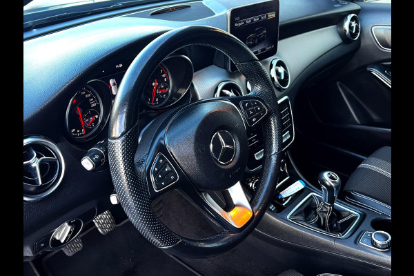 Mercedes-Benz GLA 180 Ambition Navi_Carplay_Camera_Trekh_Clima_Cruise