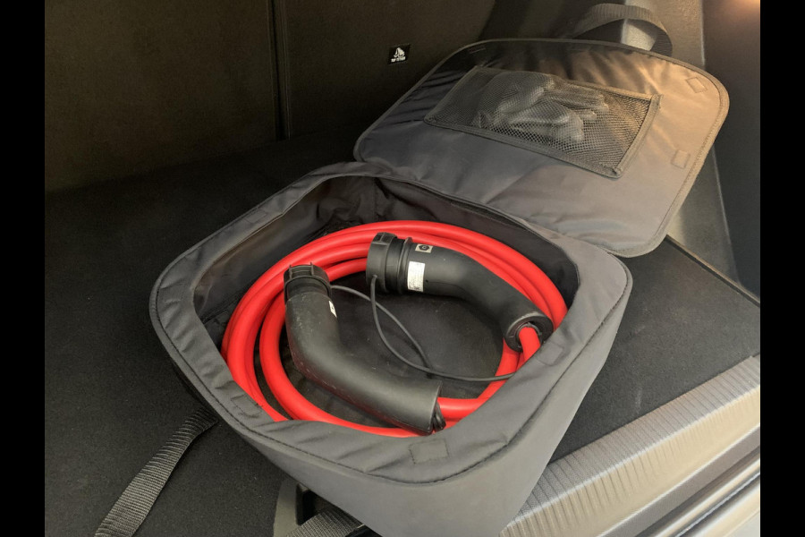 Peugeot e-2008 EV GT 50kWh 136pk 3-FASE SOH 99,8% | Alcantara | Navigatie | Elektrisch bedienbare bestuurdersstoel | Stoelverwarming | Warmtepomp | Achteruitrijcamera