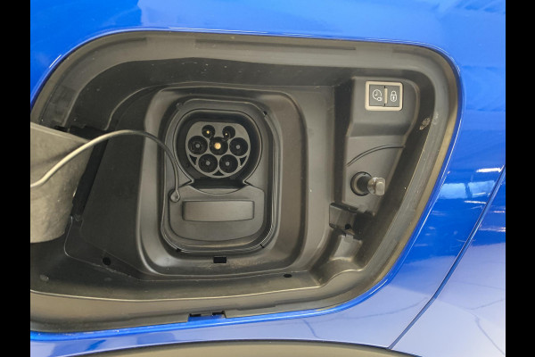 Peugeot e-2008 EV GT 50kWh 136pk 3-FASE SOH 99,8% | Alcantara | Navigatie | Elektrisch bedienbare bestuurdersstoel | Stoelverwarming | Warmtepomp | Achteruitrijcamera