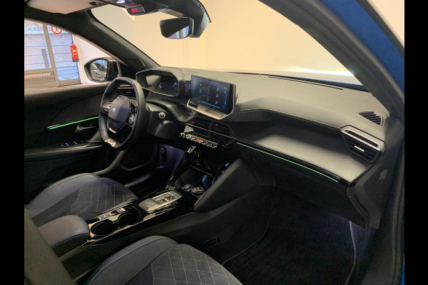 Peugeot e-2008 EV GT 50kWh 136pk 3-FASE SOH 99,8% | Alcantara | Navigatie | Elektrisch bedienbare bestuurdersstoel | Stoelverwarming | Warmtepomp | Achteruitrijcamera