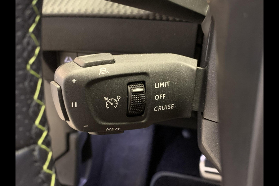 Peugeot e-2008 EV GT 50kWh 136pk 3-FASE SOH 99,8% | Alcantara | Navigatie | Elektrisch bedienbare bestuurdersstoel | Stoelverwarming | Warmtepomp | Achteruitrijcamera