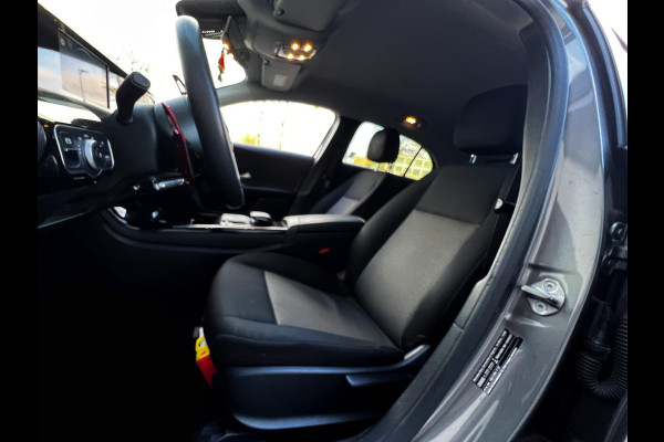 Mercedes-Benz A-Klasse 180 Business Solution AMG Line_Carplay_Camera_cruise