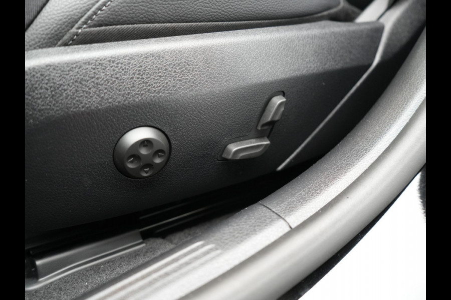 Mercedes-Benz C-Klasse Estate 300e Facelift Plug In Hybrid 313pk Dealer O.H PHEV | Trekhaak Af Fabriek | Adaptive Cruise | Burmester Soundsystem |  Digital LED | Camera | Sportstoelen Verwarmd | Sfeerverlichting | Pilot Assist | Navigatie | Virtual | DAB |