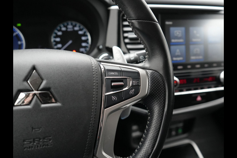 Mitsubishi Outlander 2.4 Intense Plug In Hybrid 225pk Dealer O.H. PHEV | Cruise Control | Camera | Alcantara Sporstoelen Verwarmd | Keyless | Apple Carplay | Navigatie | DAB |