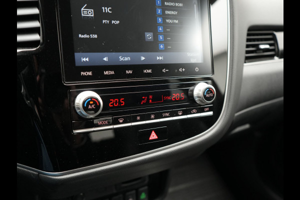 Mitsubishi Outlander 2.4 Intense Plug In Hybrid 225pk Dealer O.H. PHEV | Cruise Control | Camera | Alcantara Sporstoelen Verwarmd | Keyless | Apple Carplay | Navigatie | DAB |