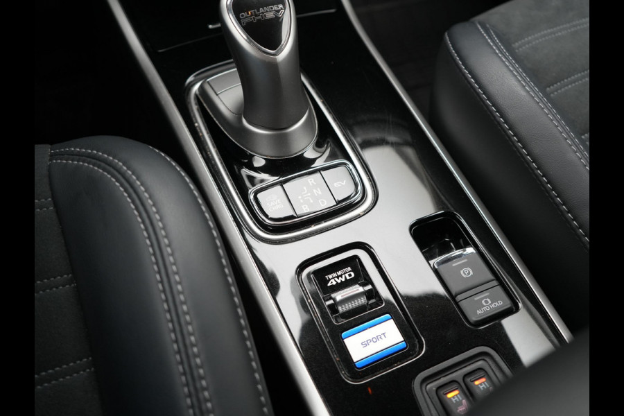 Mitsubishi Outlander 2.4 Intense Plug In Hybrid 225pk Dealer O.H. PHEV | Cruise Control | Camera | Alcantara Sporstoelen Verwarmd | Keyless | Apple Carplay | Navigatie | DAB |