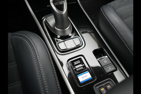 Mitsubishi Outlander 2.4 Intense Plug In Hybrid 225pk Dealer O.H. PHEV | Cruise Control | Camera | Alcantara Sporstoelen Verwarmd | Keyless | Apple Carplay | Navigatie | DAB |