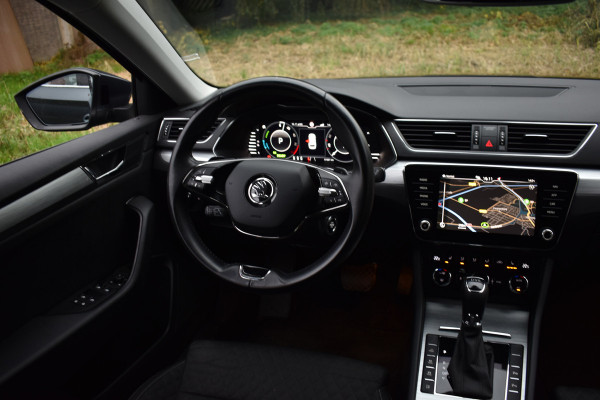 Škoda Superb Combi iV 218PK DSG HYBRID BUSINESS TREKHAAK/NAVI/VIRTUAL