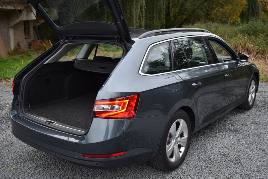 Škoda Superb Combi iV 218PK DSG HYBRID BUSINESS TREKHAAK/NAVI/VIRTUAL
