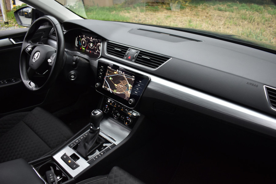 Škoda Superb Combi iV 218PK DSG HYBRID BUSINESS TREKHAAK/NAVI/VIRTUAL