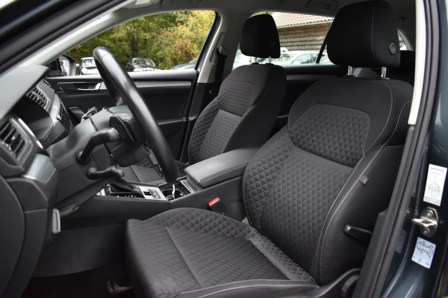 Škoda Superb Combi iV 218PK DSG HYBRID BUSINESS TREKHAAK/NAVI/VIRTUAL