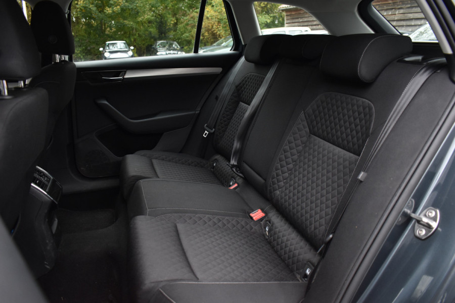 Škoda Superb Combi iV 218PK DSG HYBRID BUSINESS TREKHAAK/NAVI/VIRTUAL