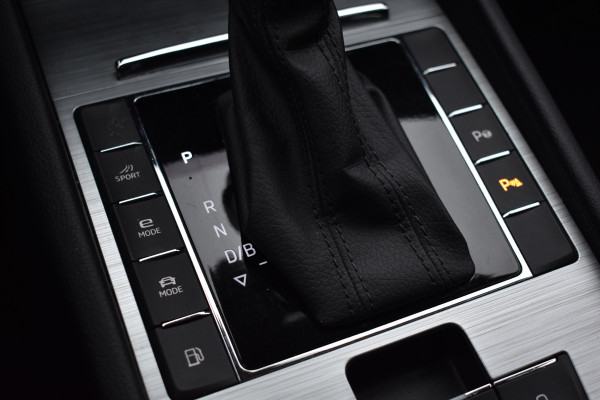 Škoda Superb Combi iV 218PK DSG HYBRID BUSINESS TREKHAAK/NAVI/VIRTUAL