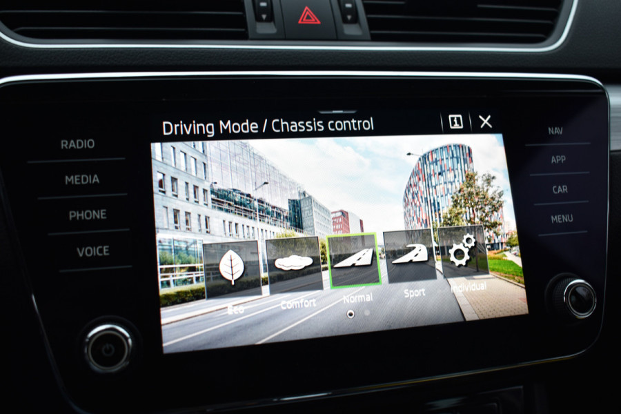 Škoda Superb Combi iV 218PK DSG HYBRID BUSINESS TREKHAAK/NAVI/VIRTUAL