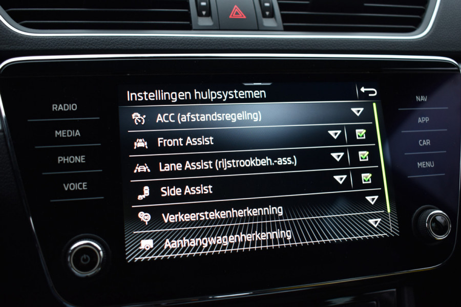 Škoda Superb Combi iV 218PK DSG HYBRID BUSINESS TREKHAAK/NAVI/VIRTUAL