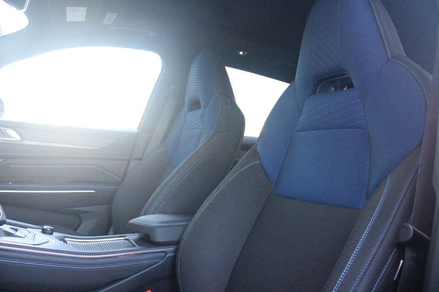 Lynk & Co 01 1.5 261PK PHEV | NIEUW MODEL! DONKERE HEMEL BEKLEDING | PANORAMA SCHUIF / KANTELDAK | INFINTY AUDIO | DODEHOEK DETECTIE | NAVIGATIE | DASHBOARD CAMERA | ELEKTRISCHE STOELVERSTELLING MET GEHEUGEN FUNCTIE | DAB+ RADIO | DRAADLOZE APPLE CARPLAY/ANDROID AUTO | DRAADLOZE TELEFOONLADER | ELEKTRISCH BEDIENBARE ACHTERKLEP | STOEL VERWARMING | 360° CAMERA | DODEHOEK DETECTIE | ZWARTE HEMEL BEKLEDING | KEYLESS ENTRY/START | 20" LICHTMETALEN VELGEN |